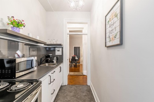 Upscale 1BR - Boutique Apartment - PRIME Downtown Location! image 6